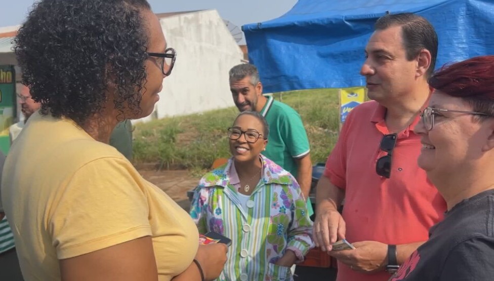 Candidato à Prefeitura de Bauru, Ricardo Crepaldi conversa com eleitores sobre melhorias na feira livre da Vila Falcão