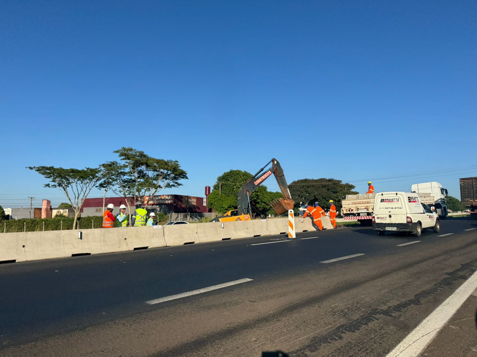 Instalação de barreiras de concreto em obra para a construção da 3ª faixa interdita rodovia Washington Luís em Mirassol