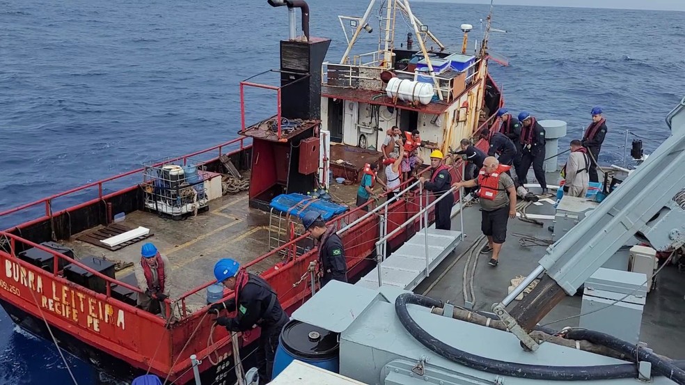 Tripulantes de barco à deriva no mar foram resgatados e levados para Natal — Foto: Marinha do Brasil/Divulgação