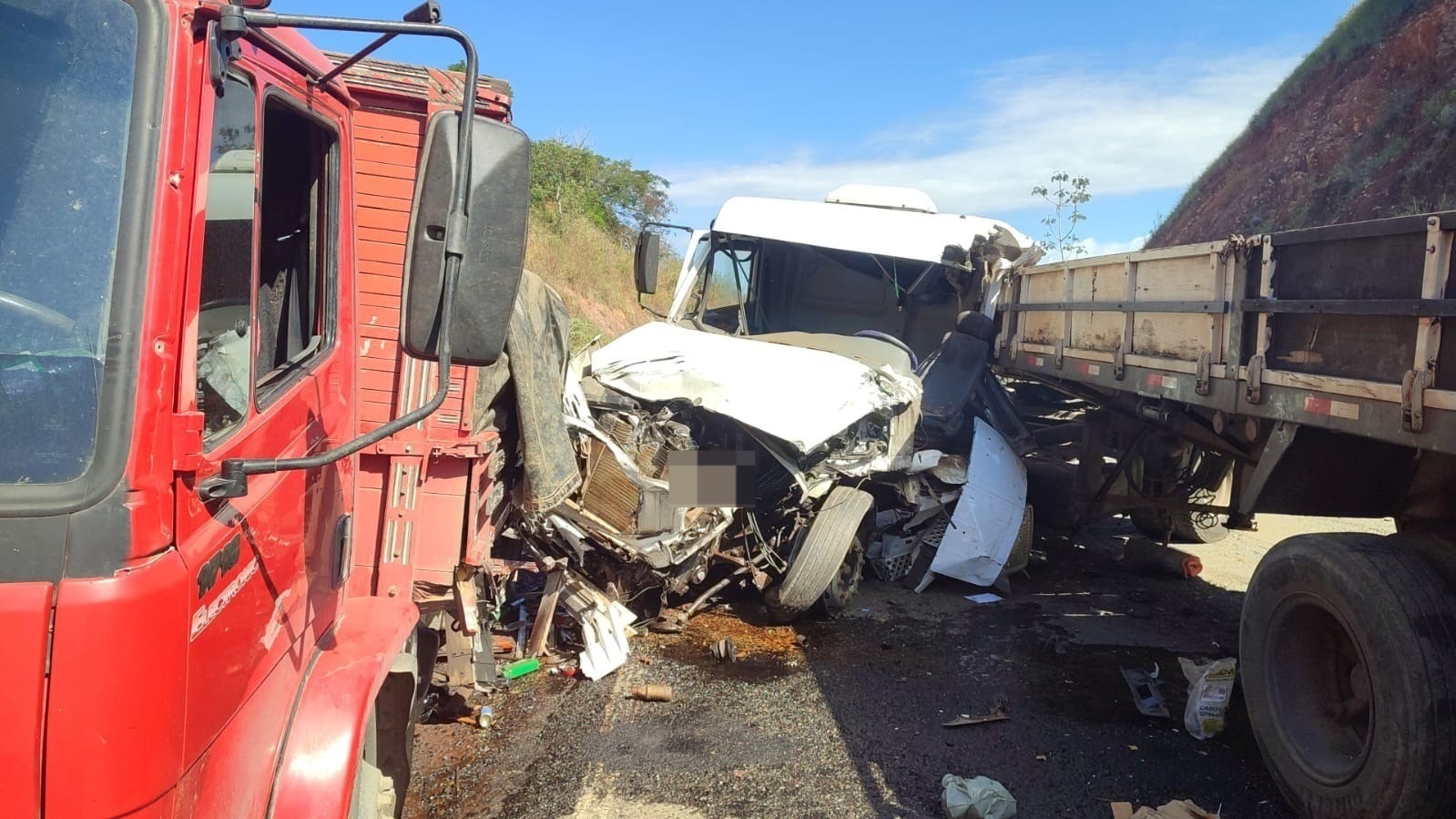 Acidente entre 3 caminhões e carro deixa pessoa ferida na MG-285