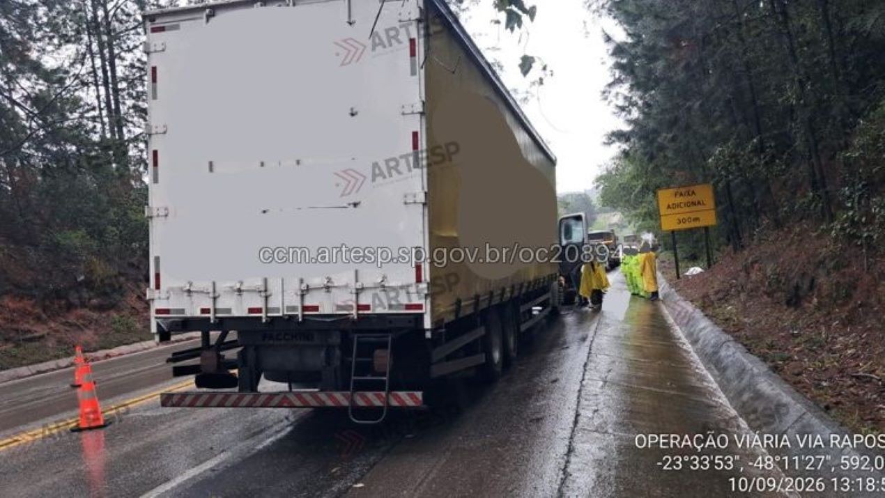 Motorista morre após acidente entre carro e carreta na Raposo Tavares em Itapetininga