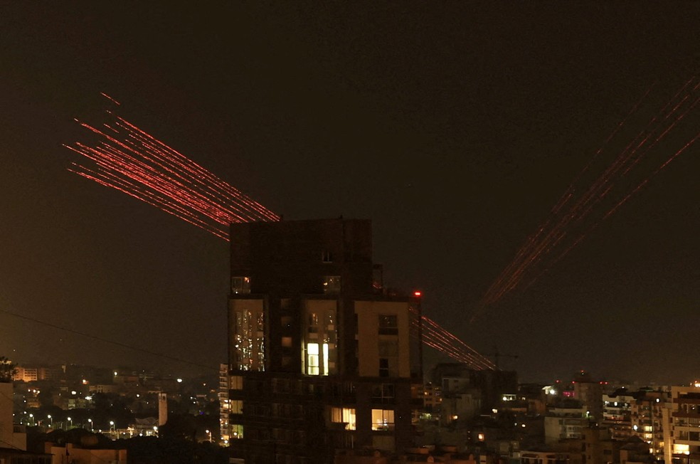 Raios de munição traçante iluminam o céu do Líbano na madrugada de 17 de abril de 2026 — Foto: REUTERS/Adnan Abidi