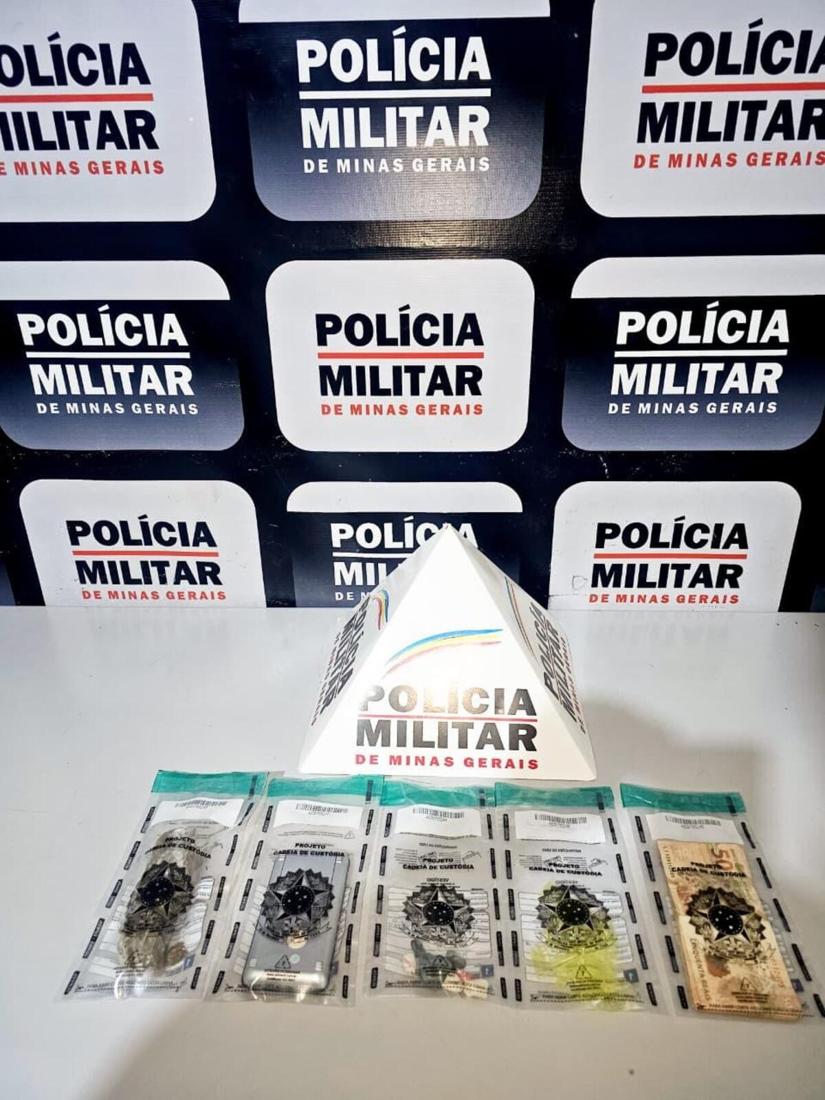 Jovem é preso em flagrante por tráfico de drogas após ser monitorado pelas câmeras do 'Olho Vivo', em Engenheiro Caldas