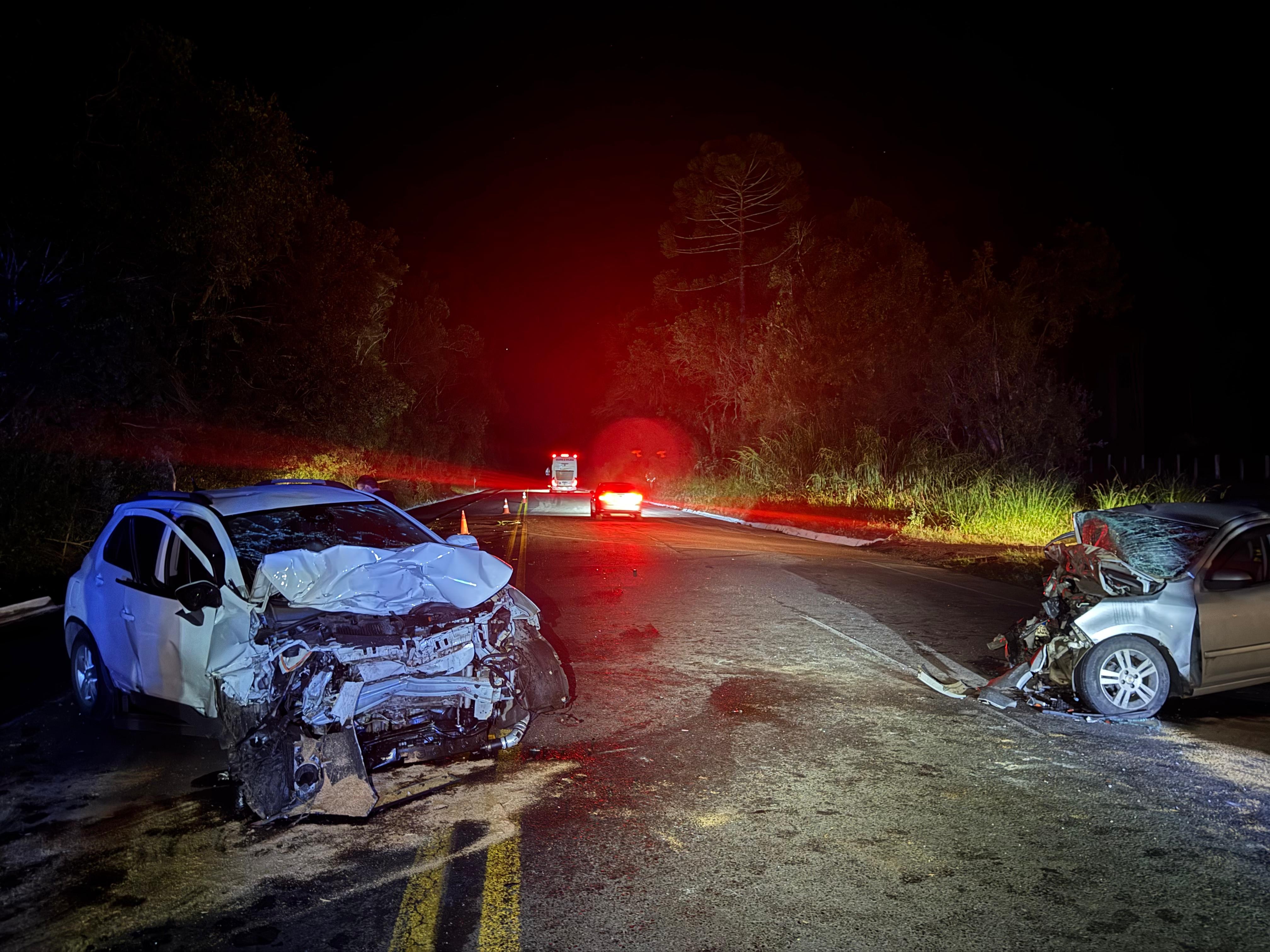 Homem morre em acidente entre dois carros na Grande Curitiba; motorista embriagado invade área isolada, atropela corpo e é preso