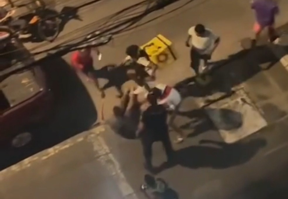 Homem suspeito de praticar assalto é espancado em Boa Viagem, na Zona Sul do Recife — Foto: Reprodução/Instagram