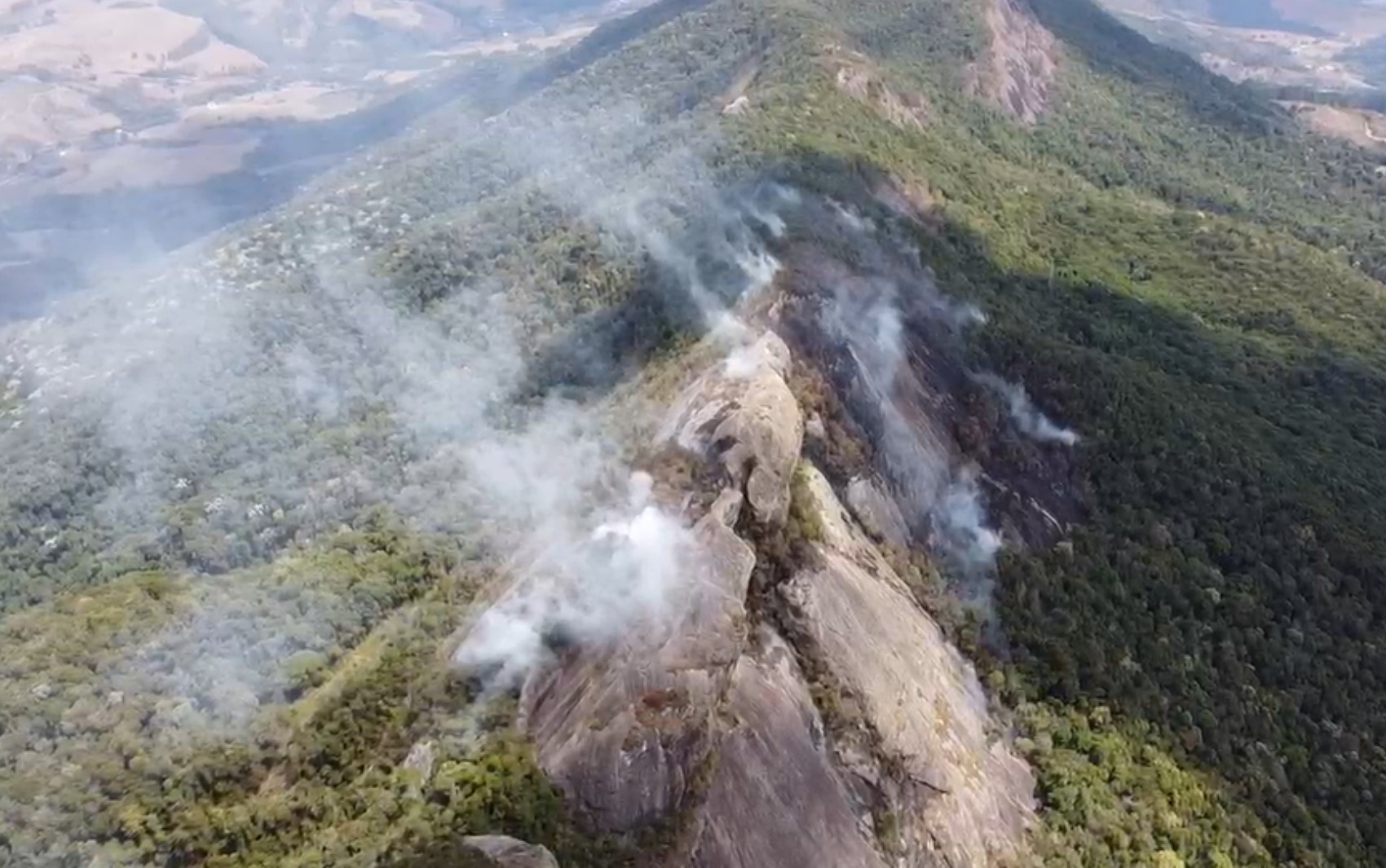 Incêndio na Serra da Pedra Branca chega ao 5º dia com quatro hectares destruídos pelo fogo, no Sul de MG