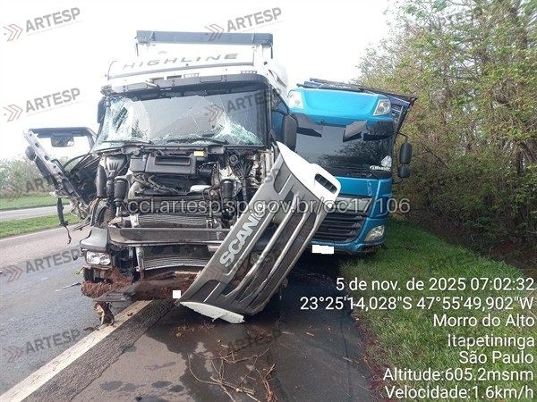 Engavetamento entre três caminhões interdita rodovia de Tatuí