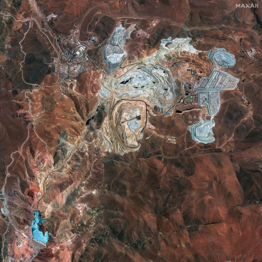 Mina de cobre a céu aberto Quebrada Blanca, localizada na região de Tarapacá, no norte do Chile, expandiu operações em 2023. — Foto: MAXAR TECHNOLOGIES via BBC