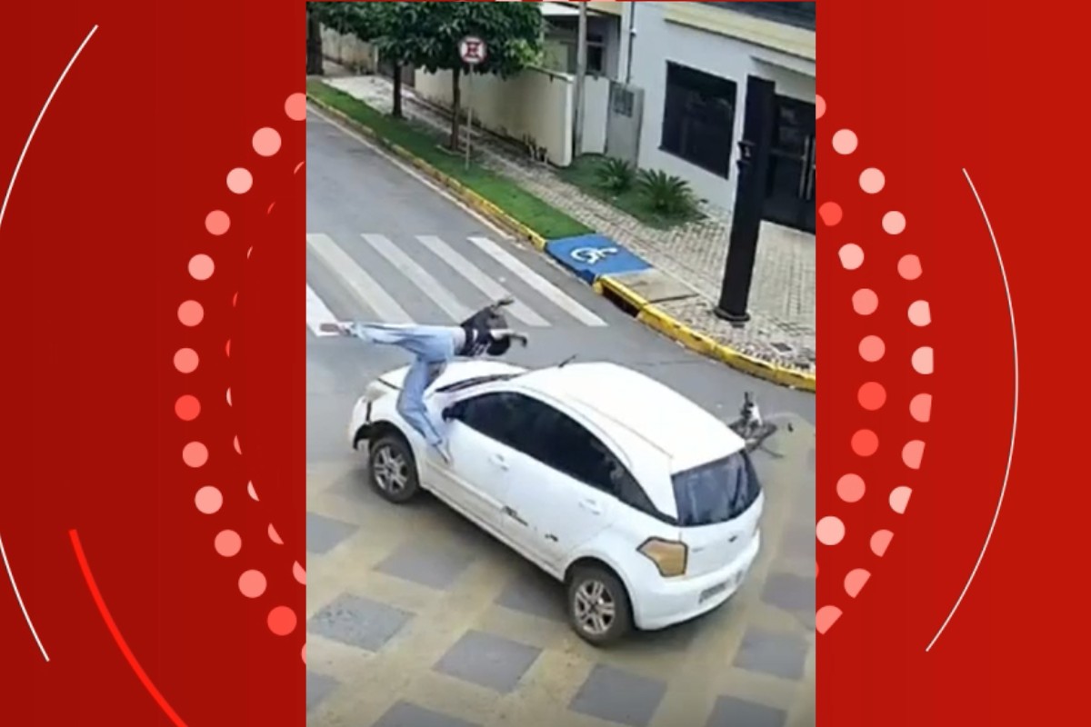 Motociclista é arremessada por carro que invade a contramão em MT; VÍDEO