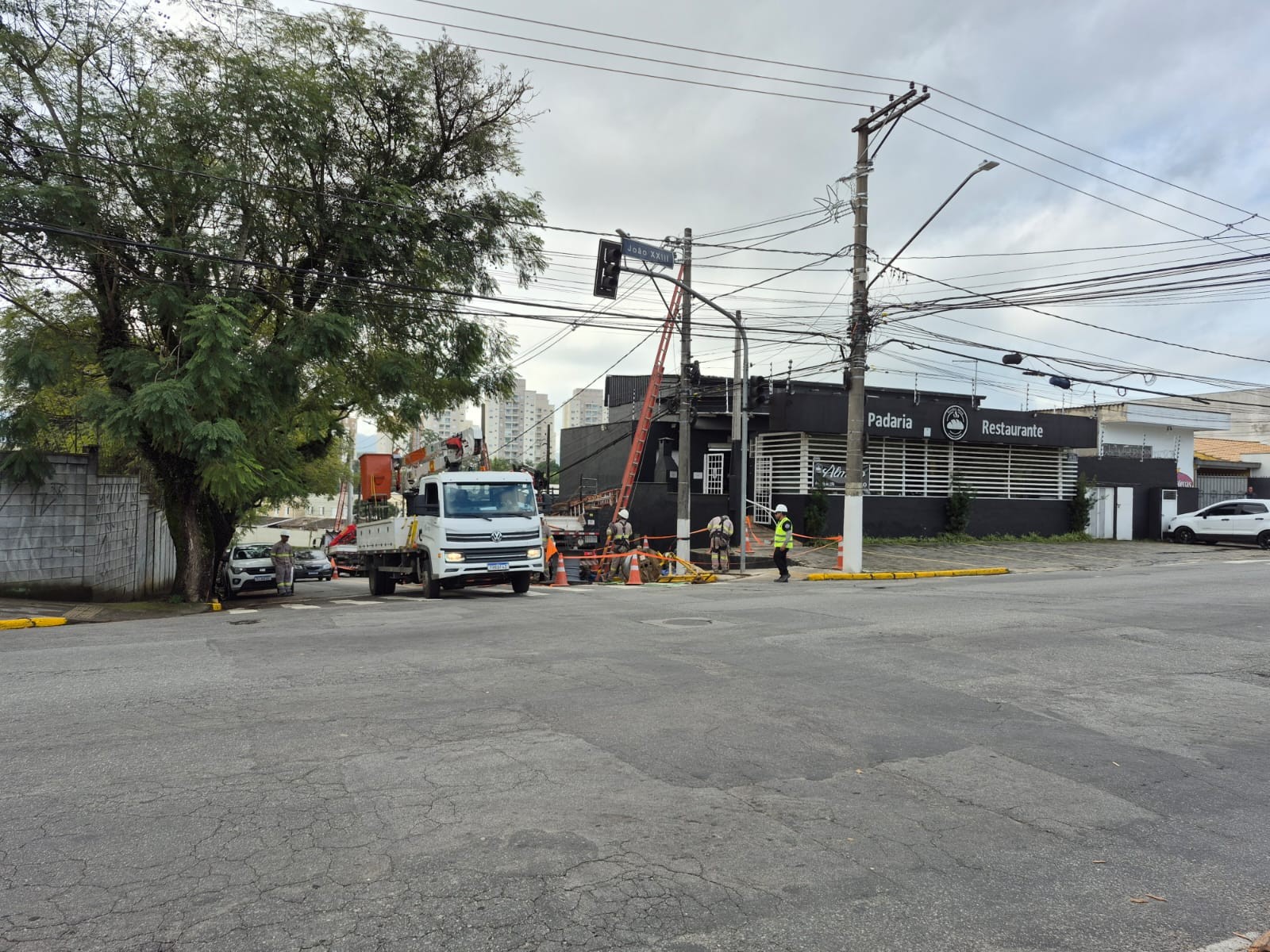 Semáforo desligado causa dificuldades em cruzamento de Mogi das Cruzes