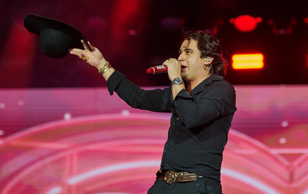 Natanzinho Lima agradece público que aguardou show na Festa do Peão de Barretos 2026 na madrugada deste sábado (22) — Foto: Érico Andrade/g1