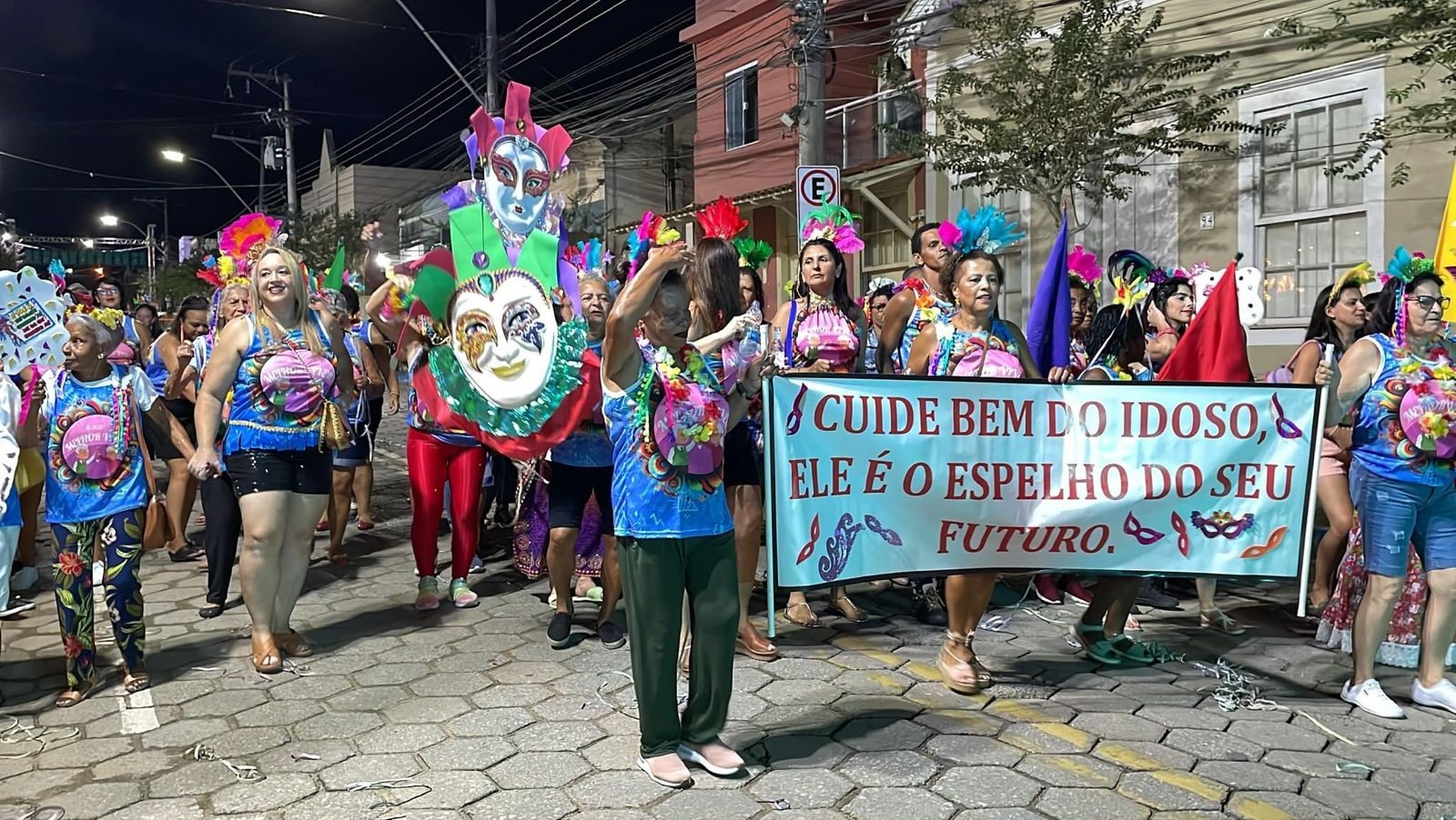 Carnaval de Santa Maria Madalena tem shows, desfile de escola de samba e 22 blocos de rua