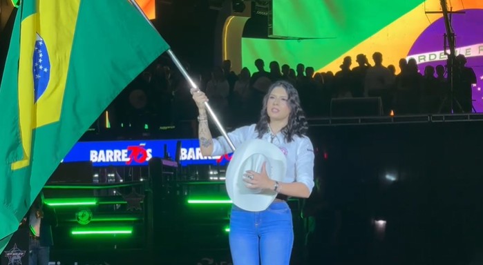 Ana Castela leva bandeira do Brasil na abertura da final da PBR na arena de Barretos
