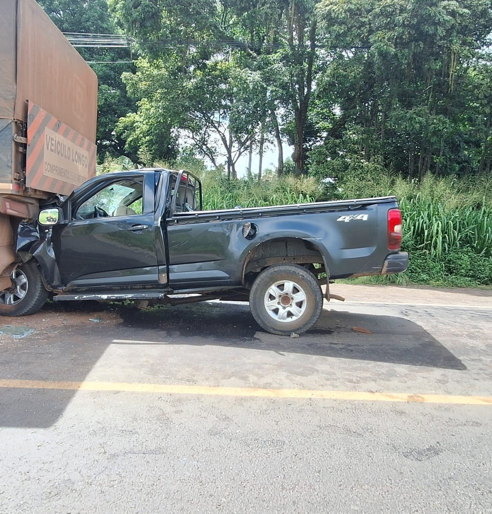 Colisão traseira entre caminhonete e carreta deixa uma pessoa morta na BR-135, no MA — Foto: Divulgação/PRF-MA