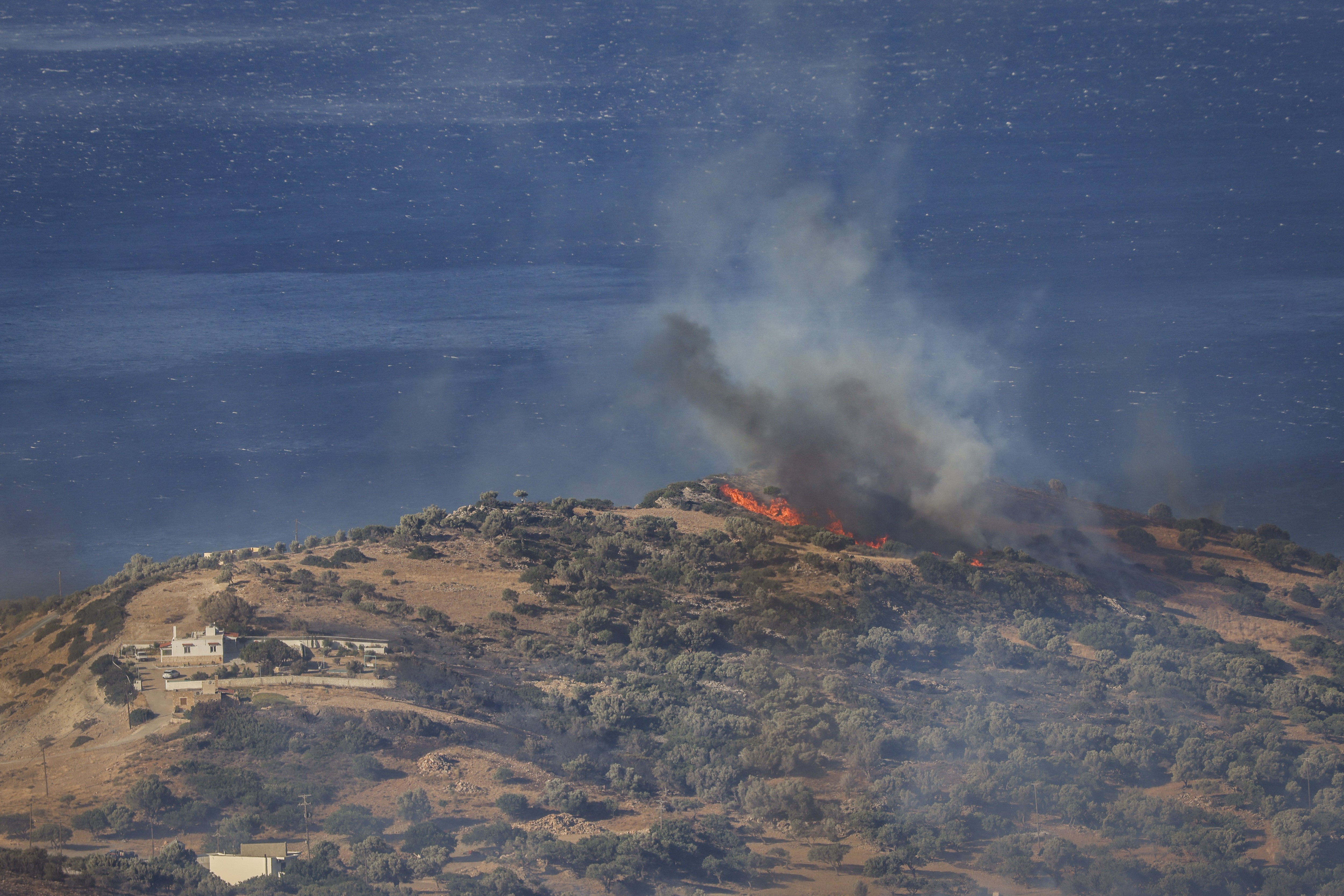 Incêndios avançam na Grécia e moradores são evacuados na região de Atenas