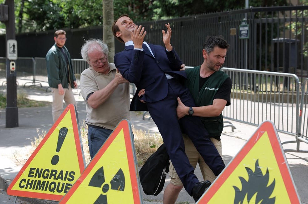 Estátua de cera de Macron em protesto