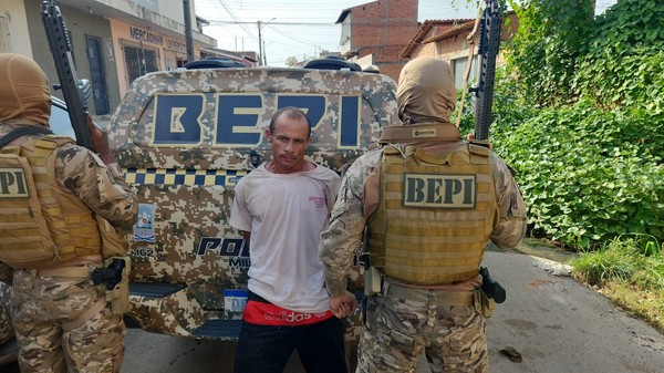 Suspeito de matar menina de 7 anos e avós dentro de casa é preso em Teresina — Foto: Divulgação/PMPI