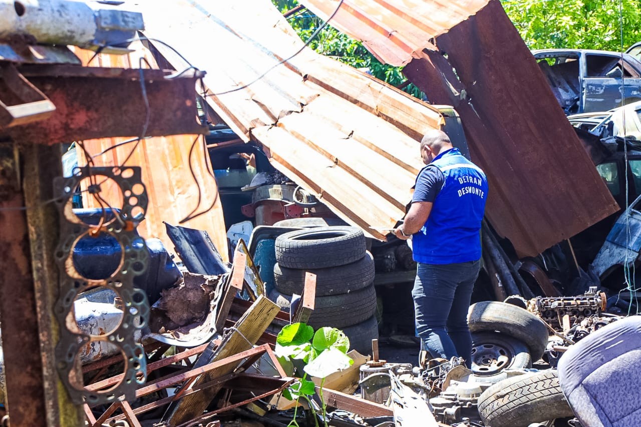 Detran-RJ encontra carro e motor furtados e interdita ferro-velho em Petrópolis