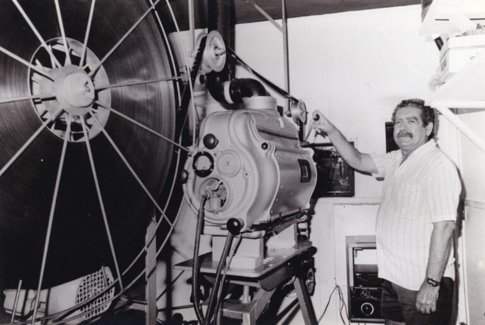Clóvis Ferreira foi contratado em 1991 para trabalhar como operador cinematográfico no Cine Arte Posto 4 em Santos — Foto: Memória Santista