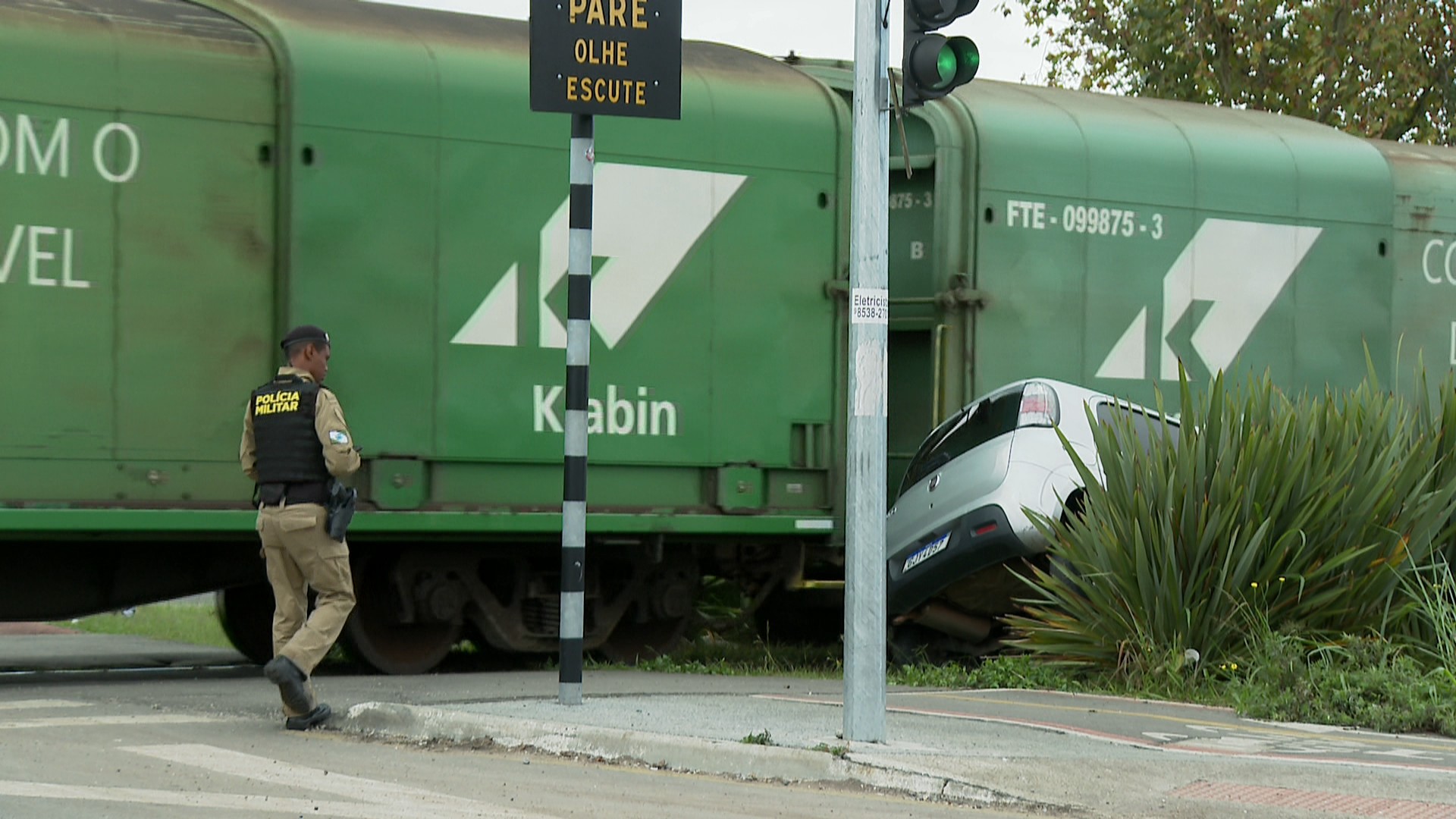 Mulher presencia batida entre trem e carro uma semana após perder irmão em acidente com trem em Pinhais