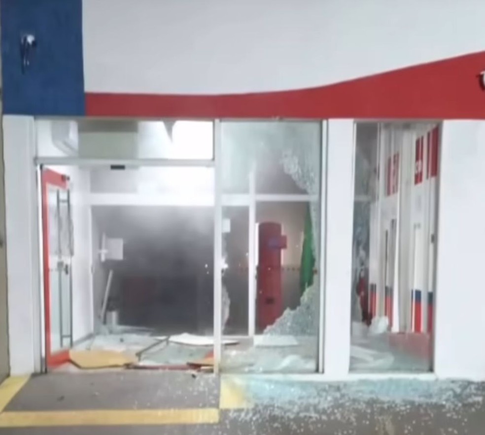 Com o impacto, a vidraça e equipamentos da agência ficaram totalmente danificados — Foto: Reprodução