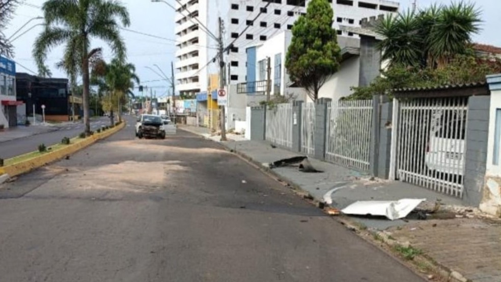 2 de 2
Motorista perde o controle, bate em muro e rodopia com carro em Botucatu &mdash; Foto: Pol&iacute;cia Militar/Divulga&ccedil;&atilde;o
