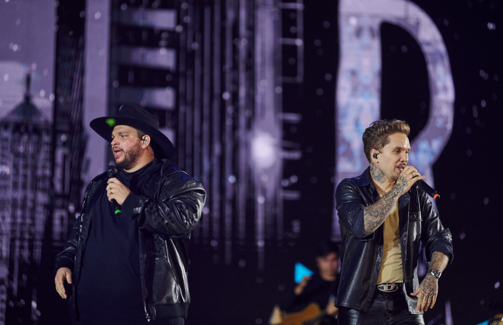 Felipe & Rodrigo relatam perrengue antes da estreia na arena de Barretos: 'Busão quebrou no caminho'
