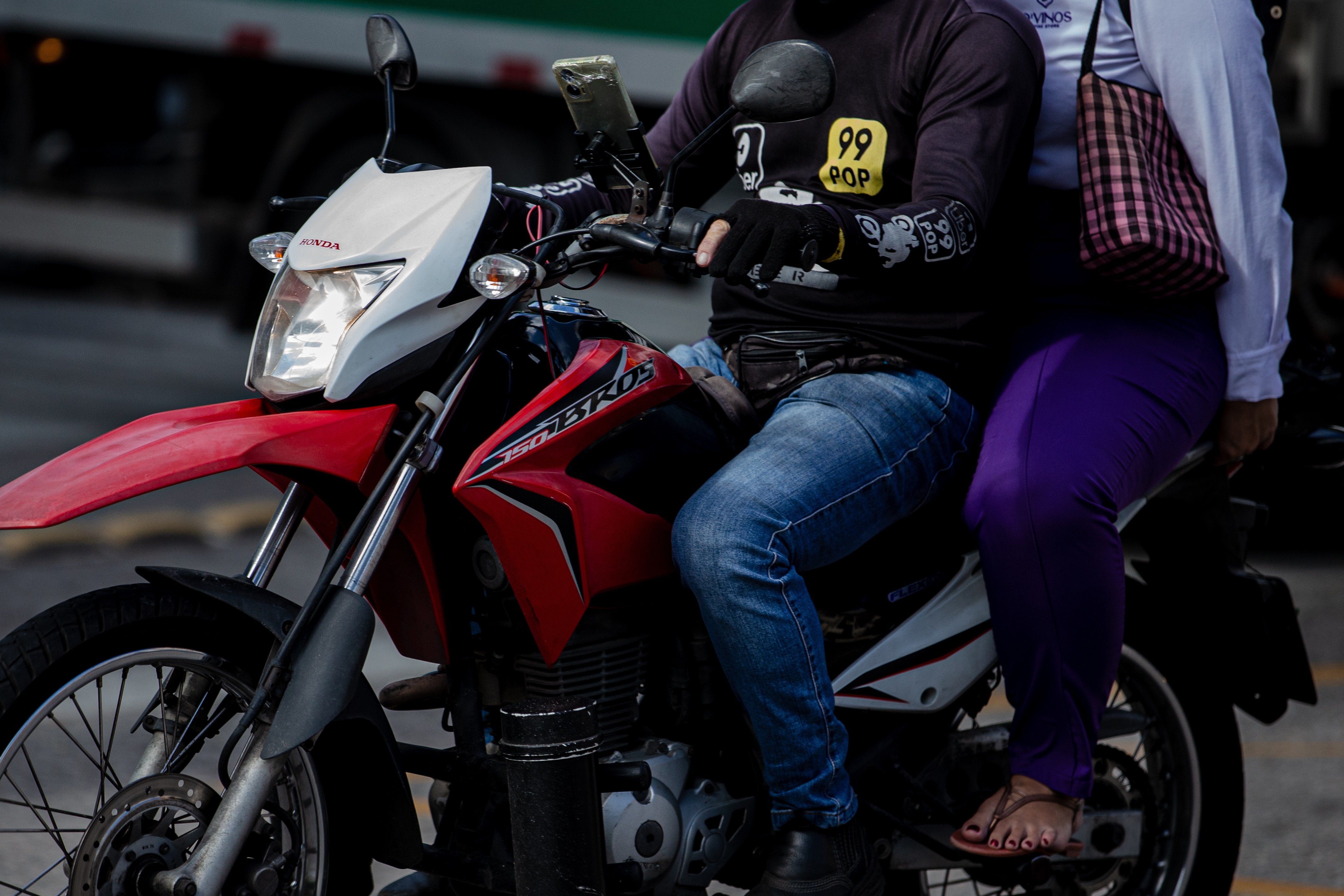 Preço mais barato e corrida mais rápida: motos por app em Fortaleza se consolidam, mas expõem riscos 