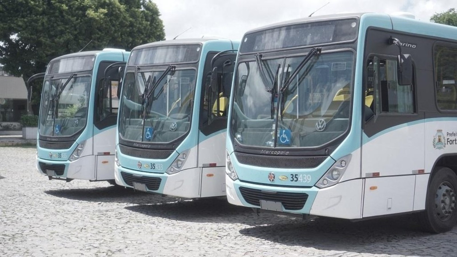 Porta de ônibus abre, passageira cai e morre atropelada pelo coletivo em Fortaleza