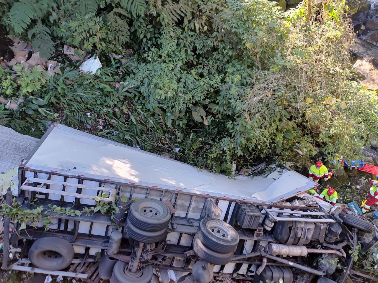 Caminhão é retirado de ribanceira após cair de ponte na Mogi-Bertioga