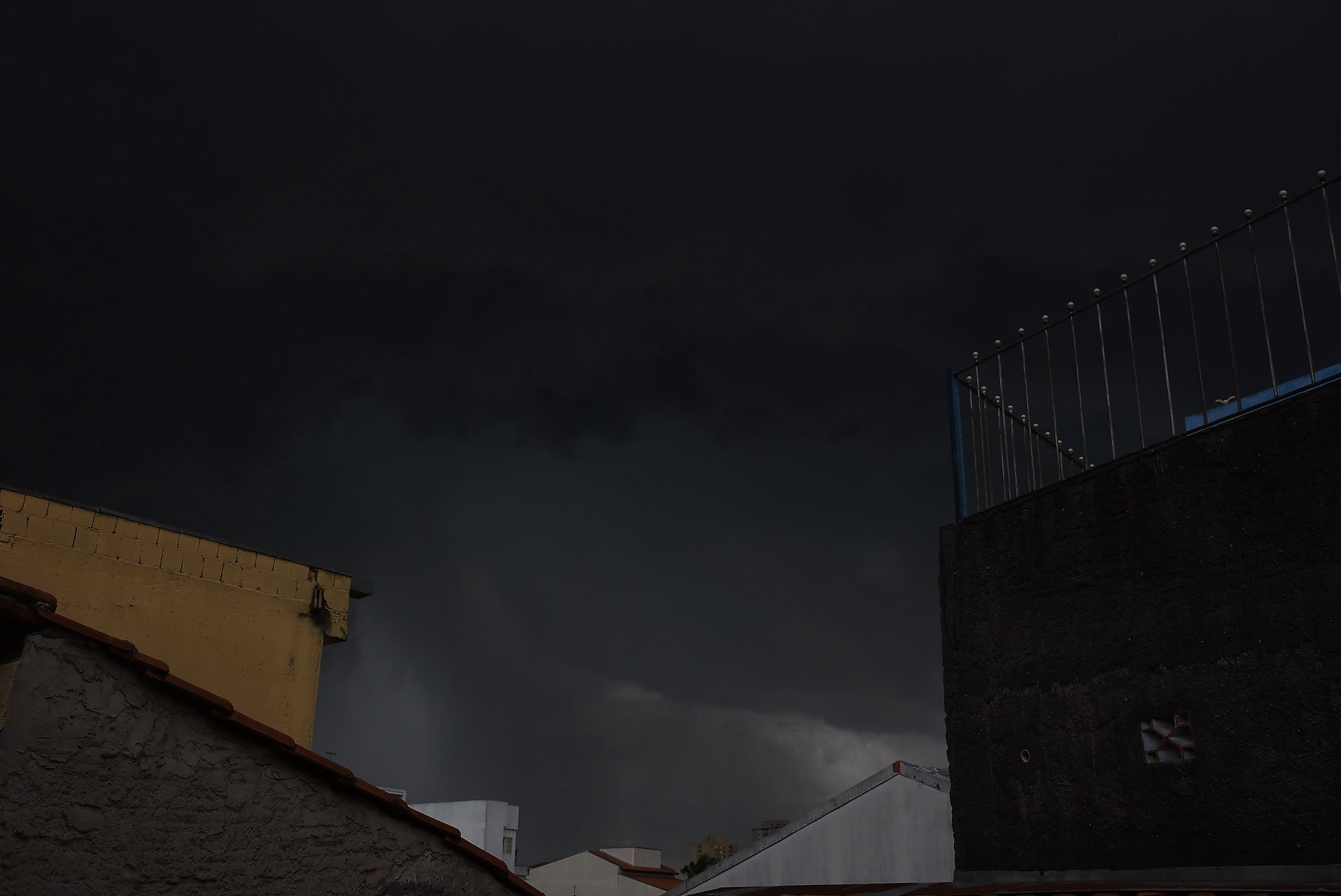 Dia 'vira noite' com chegada de chuva em SP; zonas da cidade entram em estado de atenção para risco de alagamentos