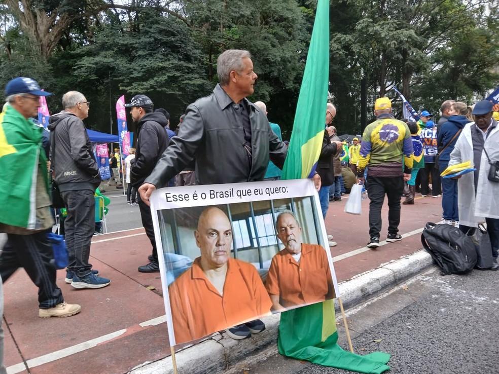 Apoiadores de Flávio Bolsonaro durante ato na Avenida Paulista nesta segunda-feira (7) — Foto: Gustavo Honório/g1