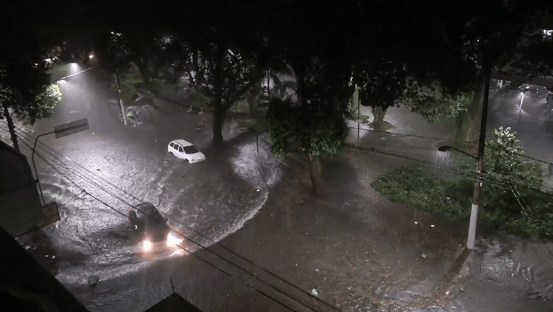 VÍDEO: chuva forte provoca alagamentos em São José dos Campos; cidade entra em alerta