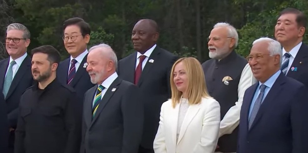 Líderes do G7 se reúnem para foto oficial do evento; Lula fica ao lado de Zelensky — Foto: Reprodução