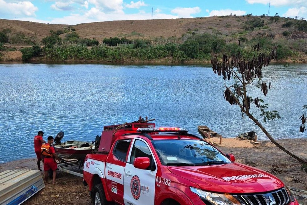 Bombeiros militares do Espírito Santo durante resgate dos corpos de Cheliton Henrique de Freitas e o filho Nycollas Henrique Ferreira, 7 anos, morreram afogados, em Colatina — Foto: Divulgação/Bombeiros do ES