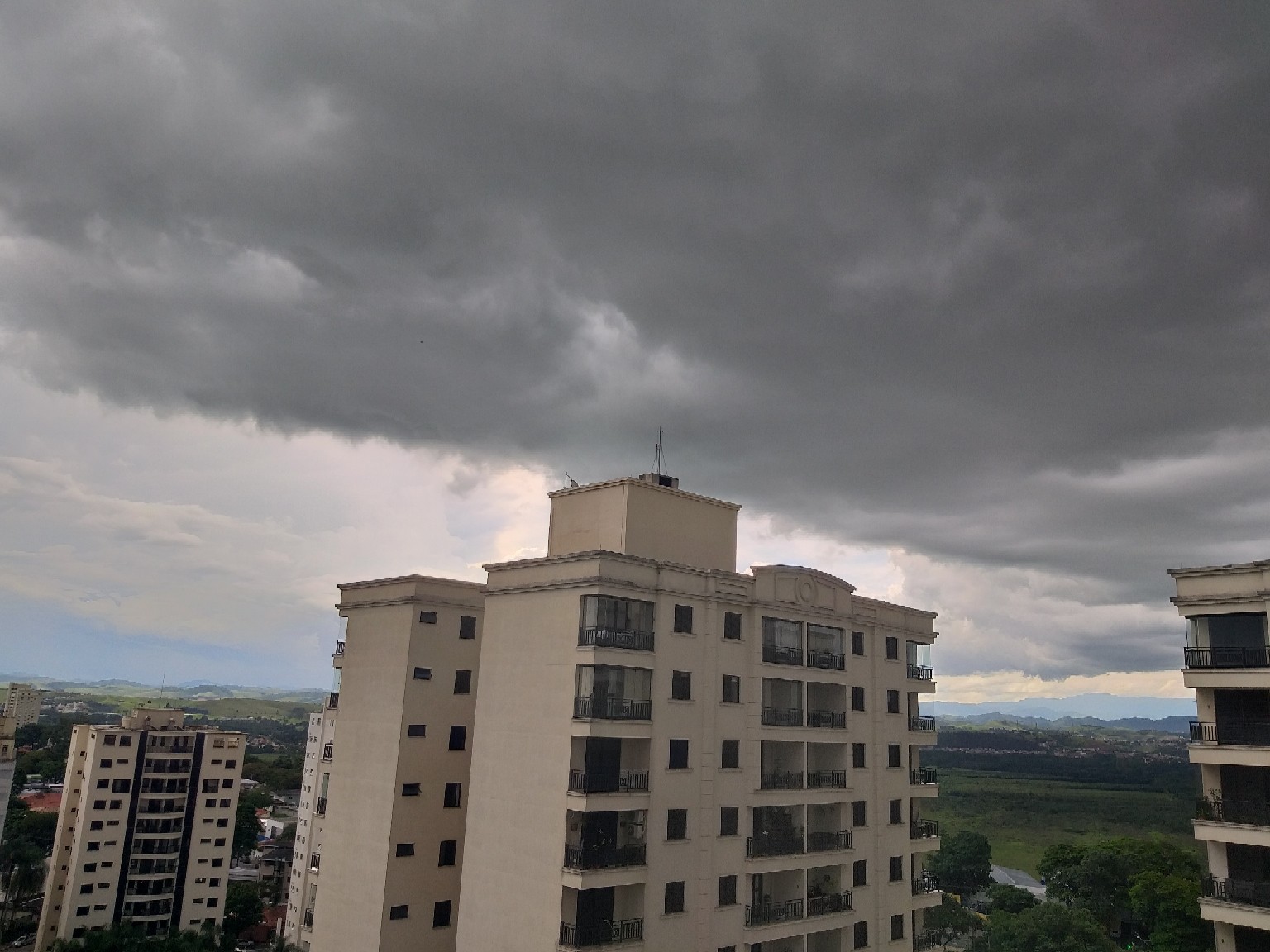 Defesa Civil alerta para passagem de frente fria e possibilidade de chuva forte em toda a região do Vale do Paraíba; veja a previsão