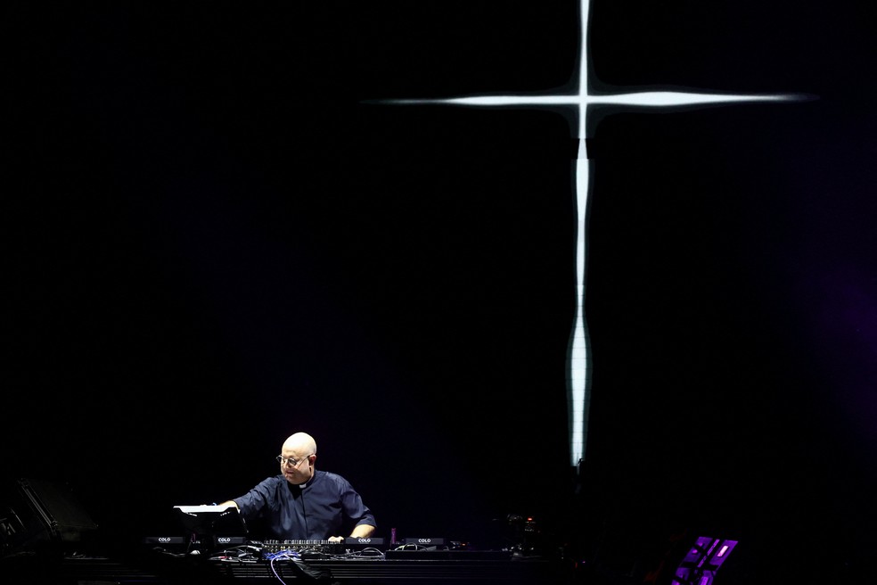 DJ padre Guilherme Peixoto tocou na Praça de Maio, em Buenos Aires — Foto: Matias Baglietto/Reuters