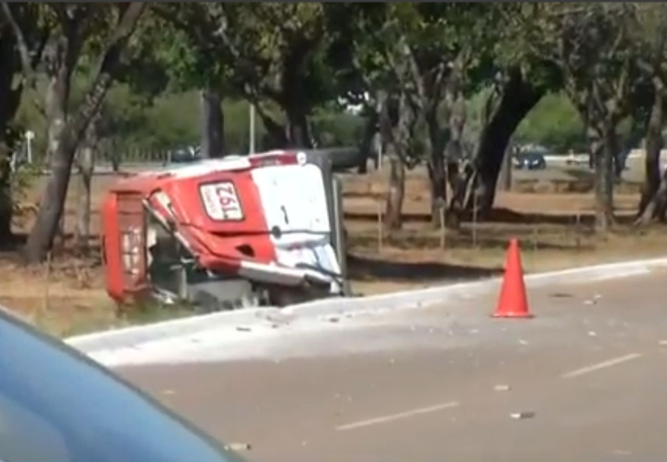 Ambulância do Samu capota em cruzamento durante chamada para atendimento de vítima baleada