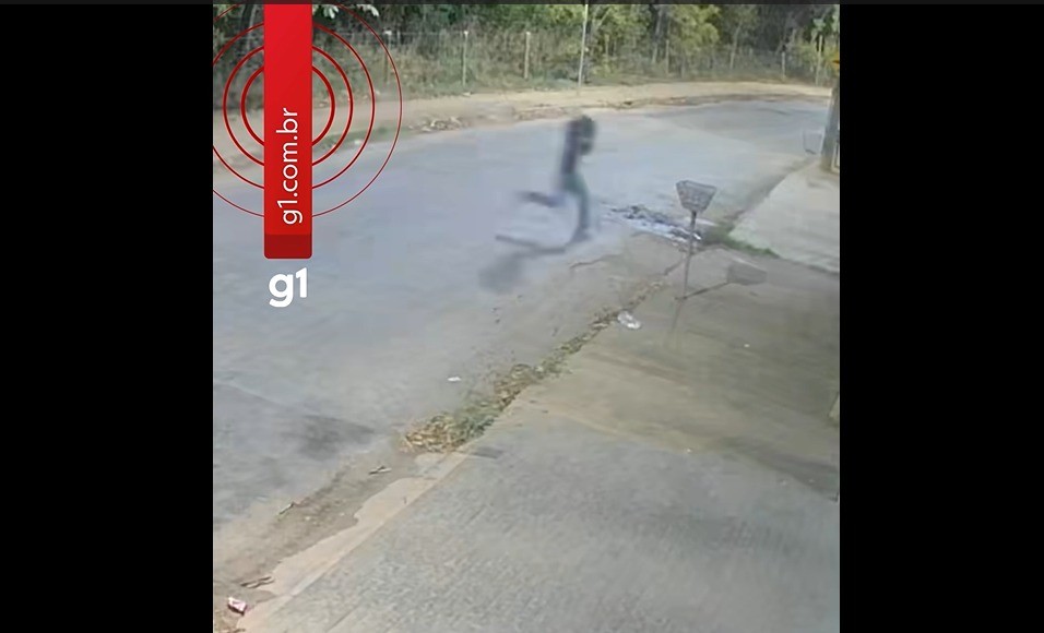 Morador é rendido na porta de casa após criminosos surgirem de área de mata em Montes Claros; vídeo