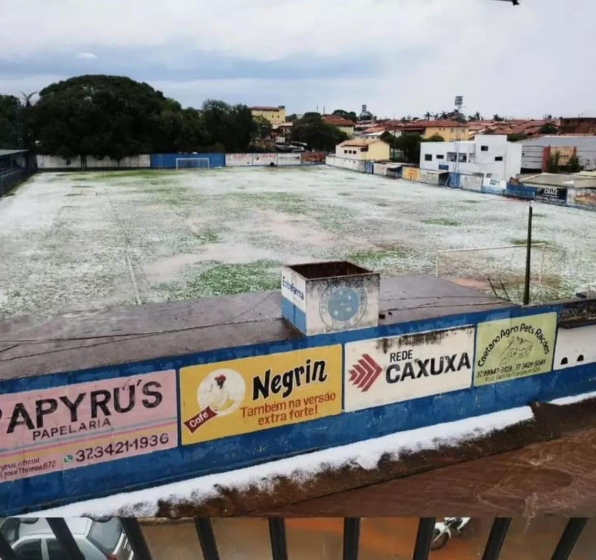VÍDEO: Chuva de granizo atinge cidade mineira e deixa campo de futebol totalmente coberto 