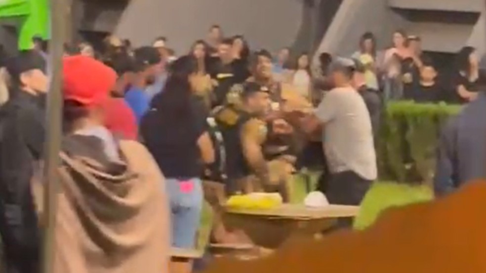 Policial é investigado por agredir mulher com socos e nocautear homem durante festa da cidade no PR — Foto: Reprodução
