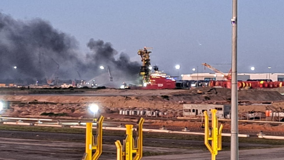 Causas do incêndio em navio do modelo Skandi Búzios, no Porto do Açu, são investigadas — Foto: Reprodução rede social