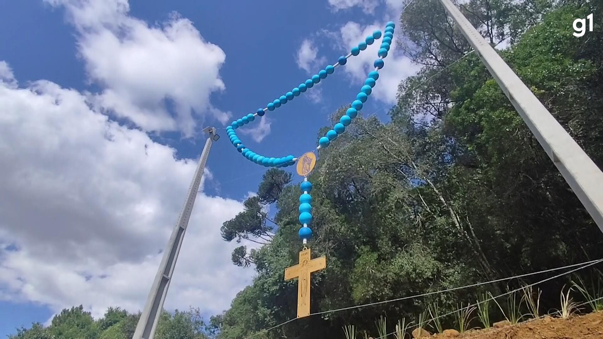 Terço 'gigante' suspenso é instalado na rota religiosa 'Caminho de Belém', no Paraná