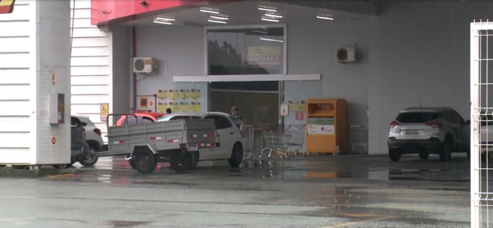 Homem invade supermercado e esfaqueia ex no trabalho em Joinville