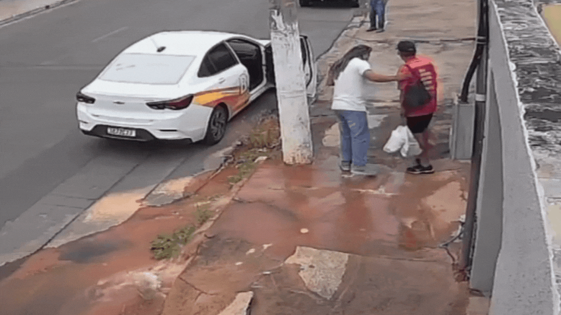 VÍDEO: repórter cai após calçada ceder durante gravação sobre vazamento de água em Cuiabá