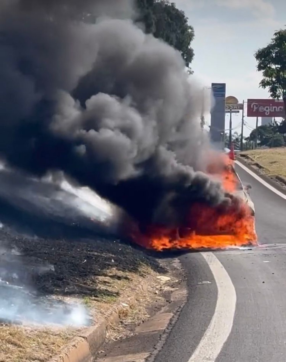 Picape pegou fogo em Presidente Prudente (SP) na tarde desta terça-feira (25) — Foto: Redes sociais