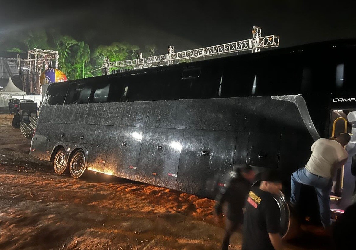Ônibus da banda Biquíni cai em vala e é retirado após oito horas em MG; VÍDEO