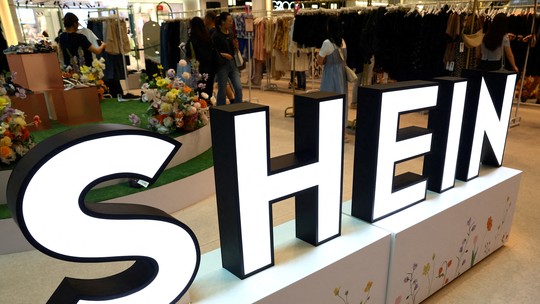 Shein entra com pedido para abrir capital na bolsa de Hong Kong, diz jornal - Pedido é confidencial e só deve se tornar público após a aprovação da oferta pública de ações (IPO) na bolsa de valores. Informação foi divulgada pelo jornal britânico Financial Times.