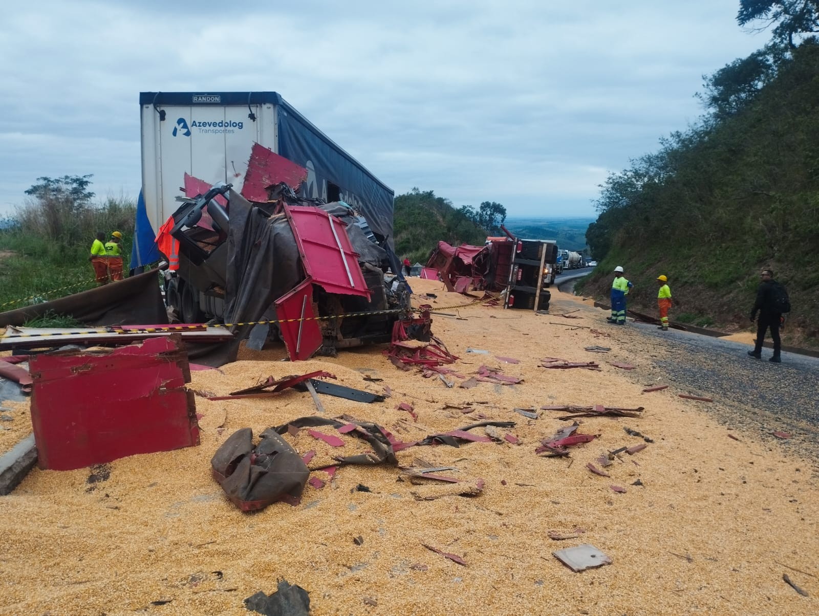 Batida entre carretas deixa motorista morto na BR-262, em MG 