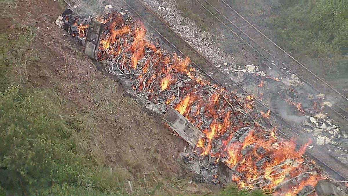 Incêndio atinge trem de carga com celulose em Embu-Guaçu, Grande SP ...
